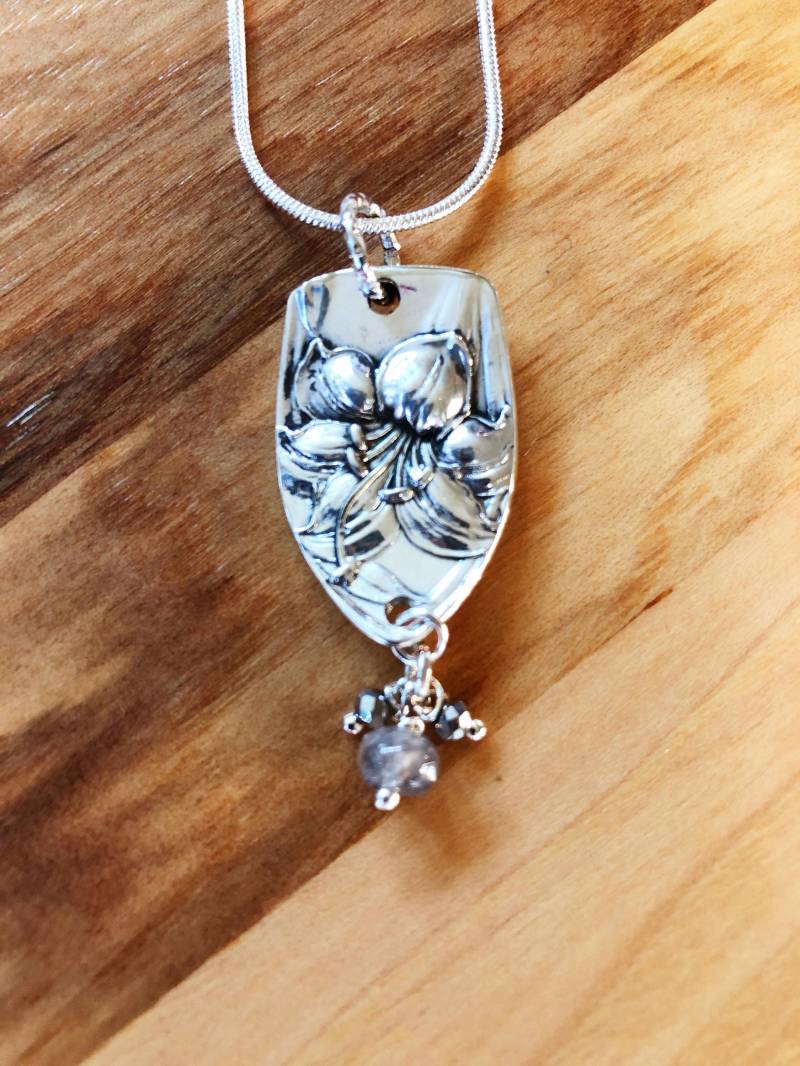 Versilberner Anhänger von NostalgicDevotion