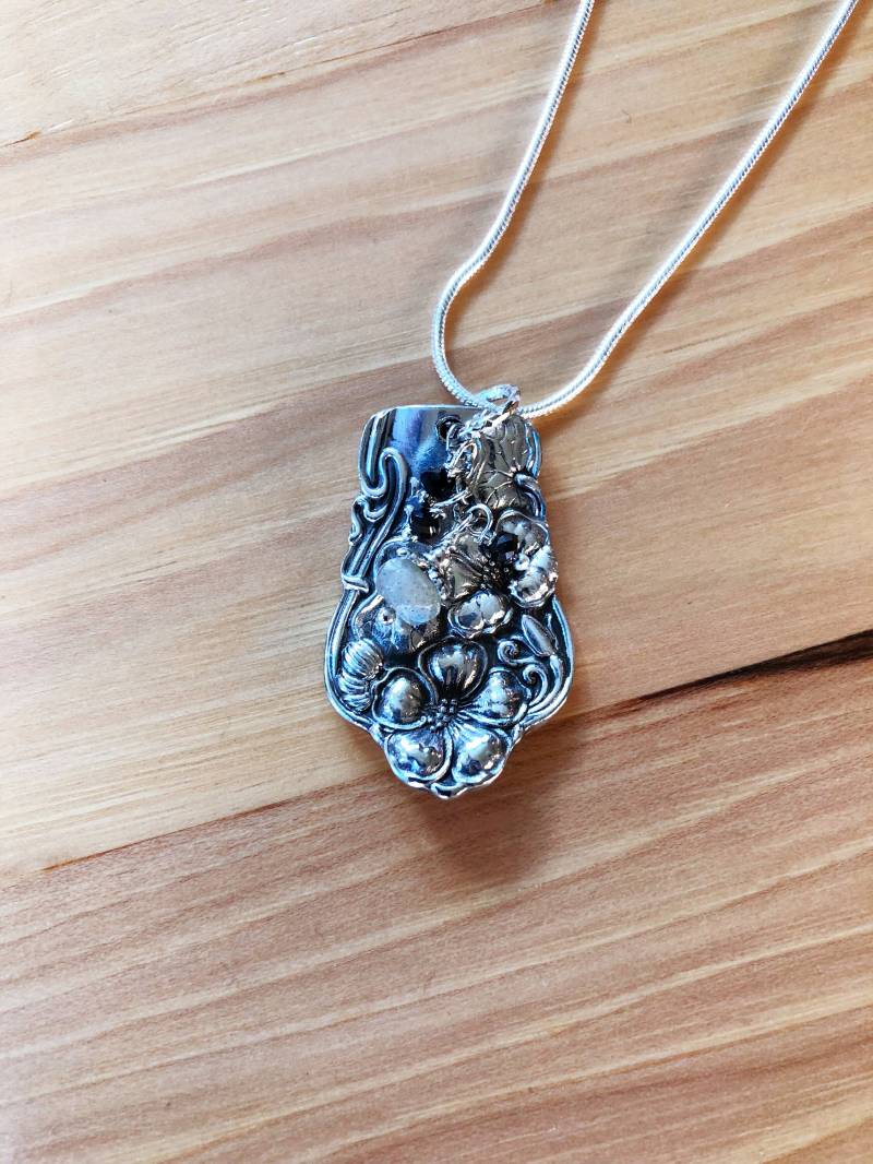 Versilberner Anhänger von NostalgicDevotion