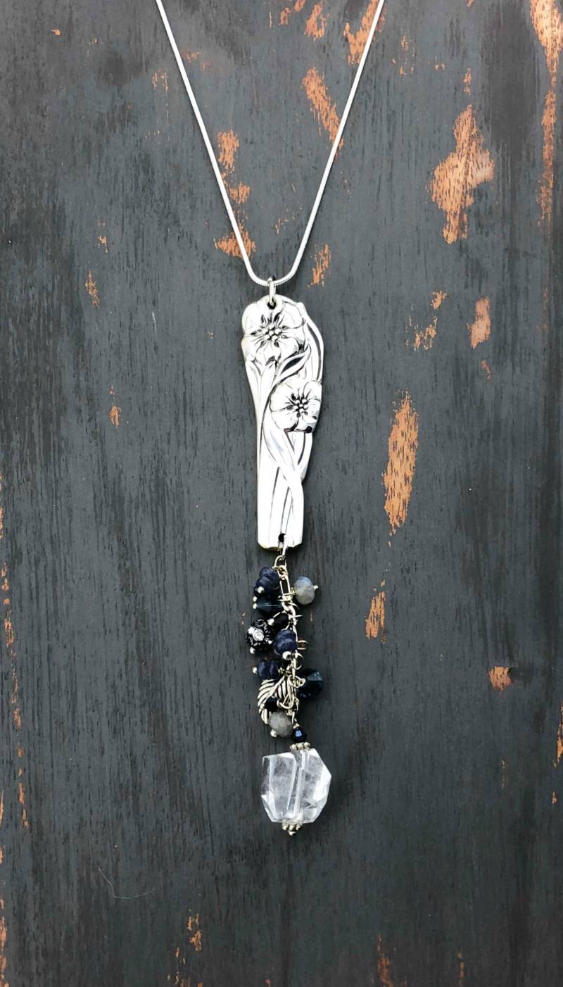 Versilberner Anhänger von NostalgicDevotion