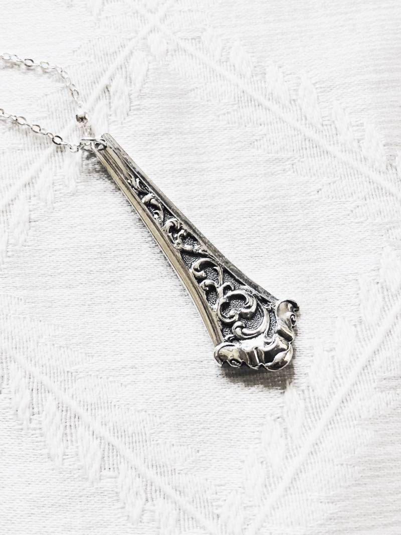 Versilberner Anhänger von NostalgicDevotion