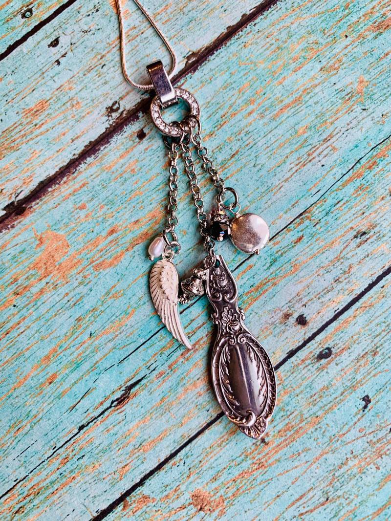 Versilberner Anhänger von NostalgicDevotion