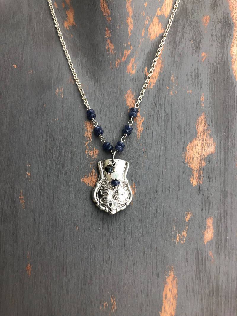 Versilberner Anhänger von NostalgicDevotion