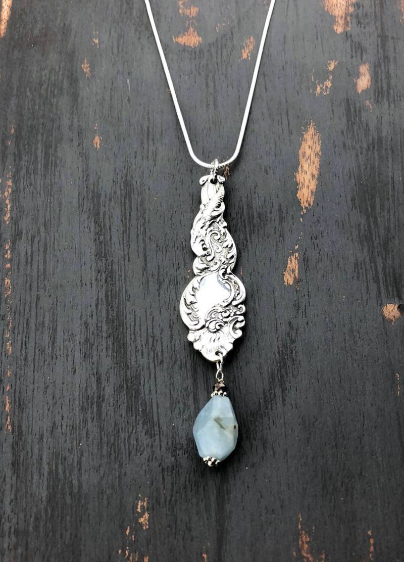 Versilberner Anhänger von NostalgicDevotion