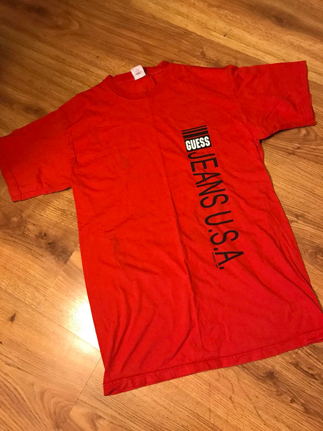 Vintage Guess Thshirt Größe Mittel von NostalgicVault