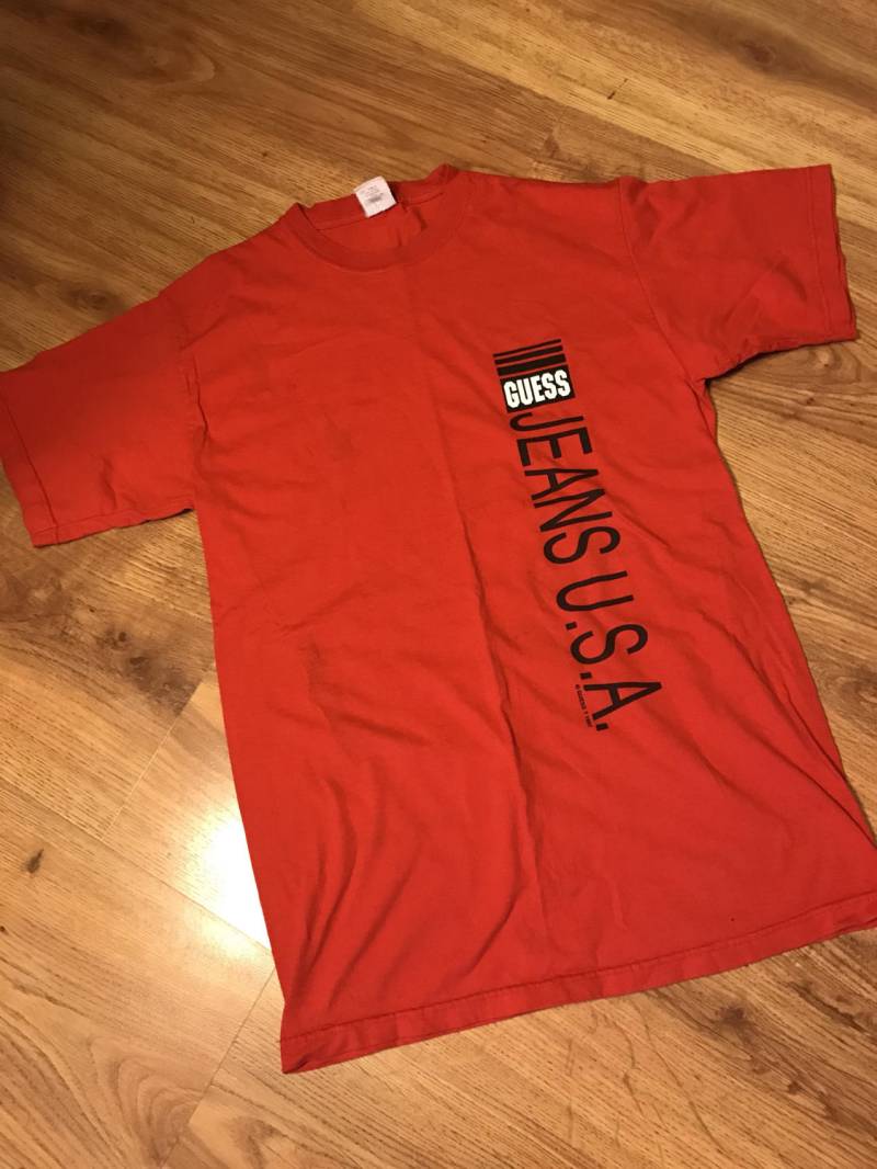 Vintage Guess Thshirt Größe Mittel von NostalgicVault
