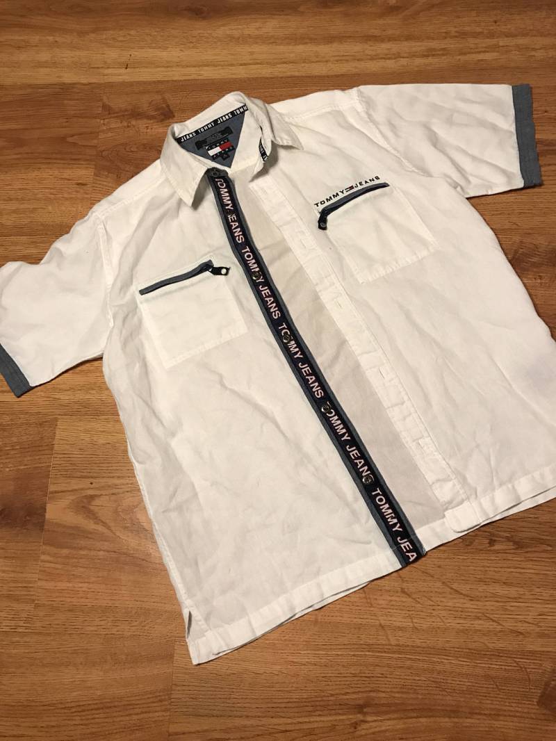 Vintage Tommy Jeans Knopf Up Größe Klein von NostalgicVault