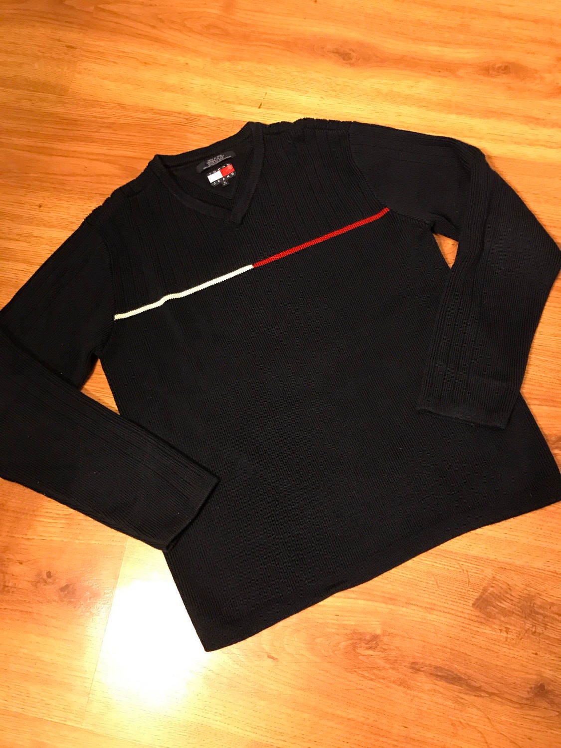 Vintage Tommy Jeans Pullover Größe Medium von NostalgicVault