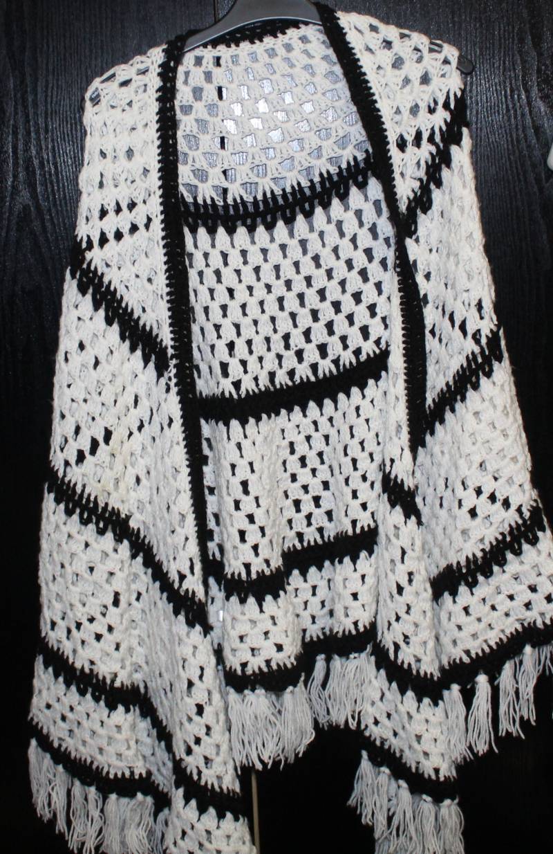 Schulter Strickschal/Poncho Handarbeit von Nostalgieminna