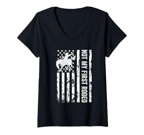 Damen Not My First Rodeo Western Horse Riding Cowboy Amerikanische Flagge T-Shirt mit V-Ausschnitt Damen Not My First Rodeo Western Horse Riding Cowboy Amerikanische Flagge T-Shirt mit V-Ausschnitt von Not My First Rodeo by Zynx