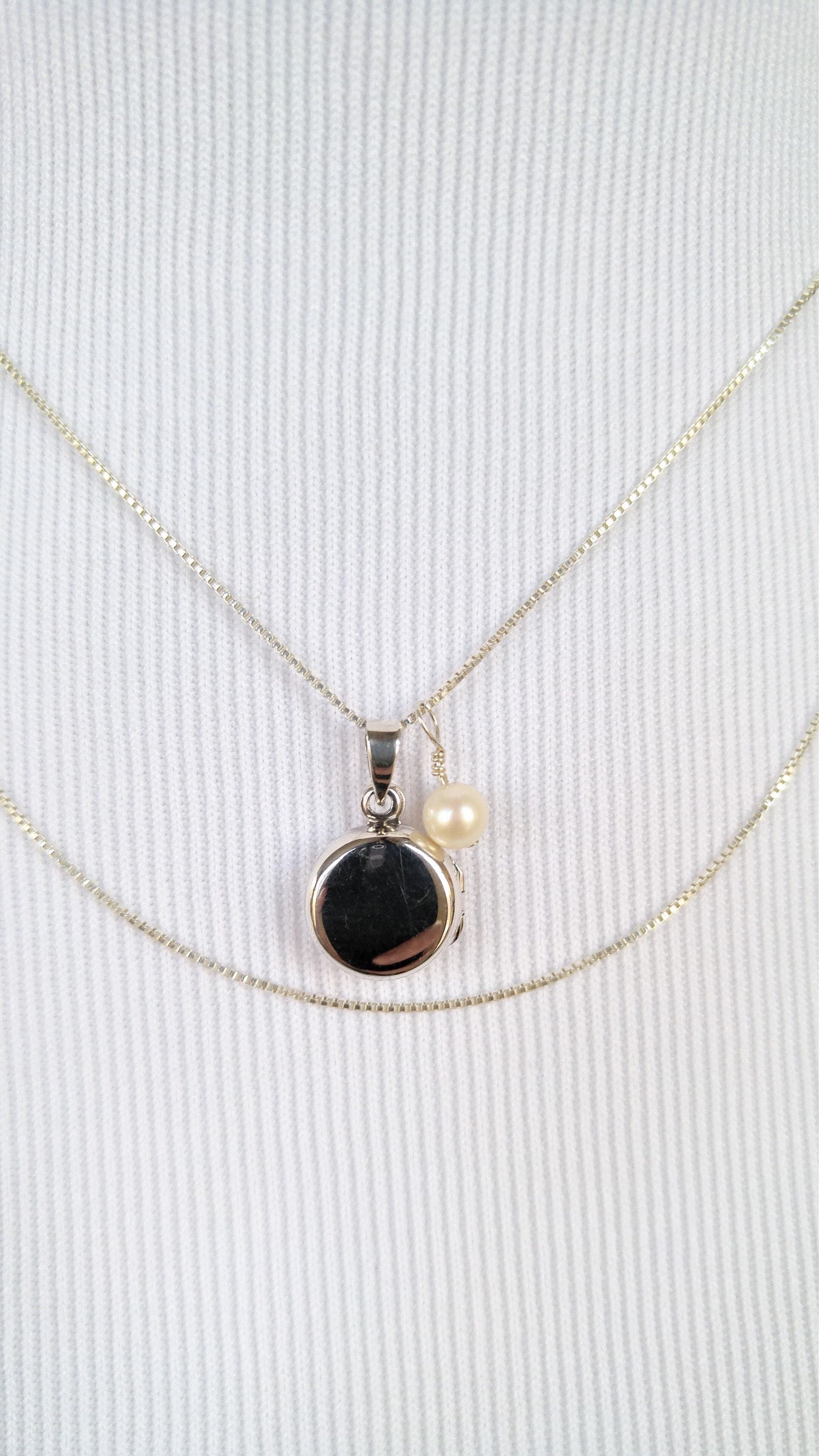 Liebling Petite Sterling Silber Runde Medaillon ~ Glatte Denken Downton Abtei Braut Kleine von NotBeforeJava