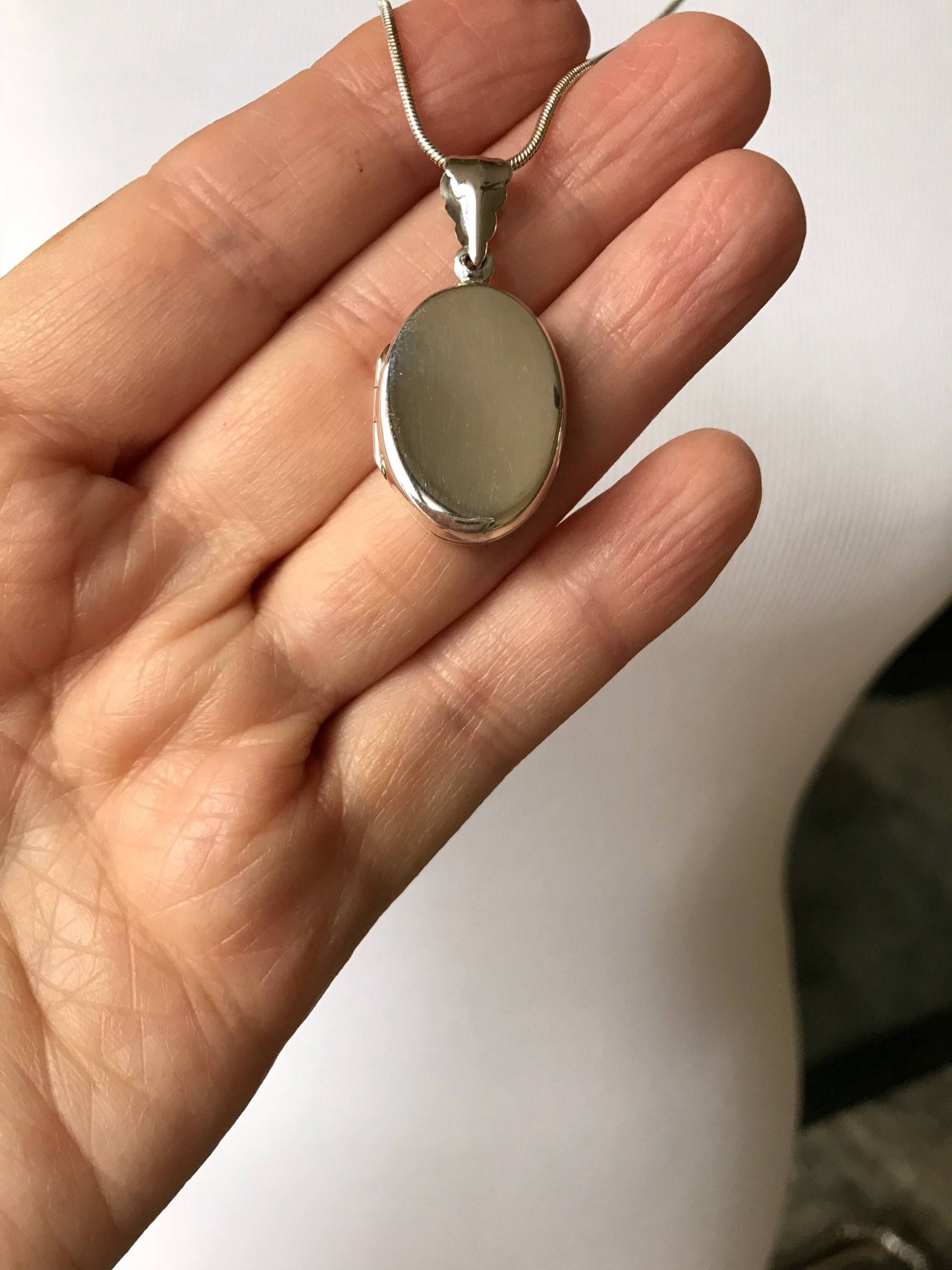 Modernes Oval Sterling Silber Medaillon - 30-Zoll-Kette von NotBeforeJava