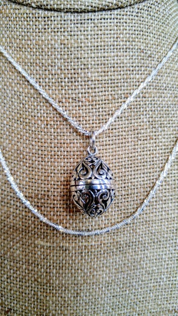 Ovales Medaillon An 30 Inch Silberkette ~ Oster Filligranes Ei Versteckte Andenken von NotBeforeJava