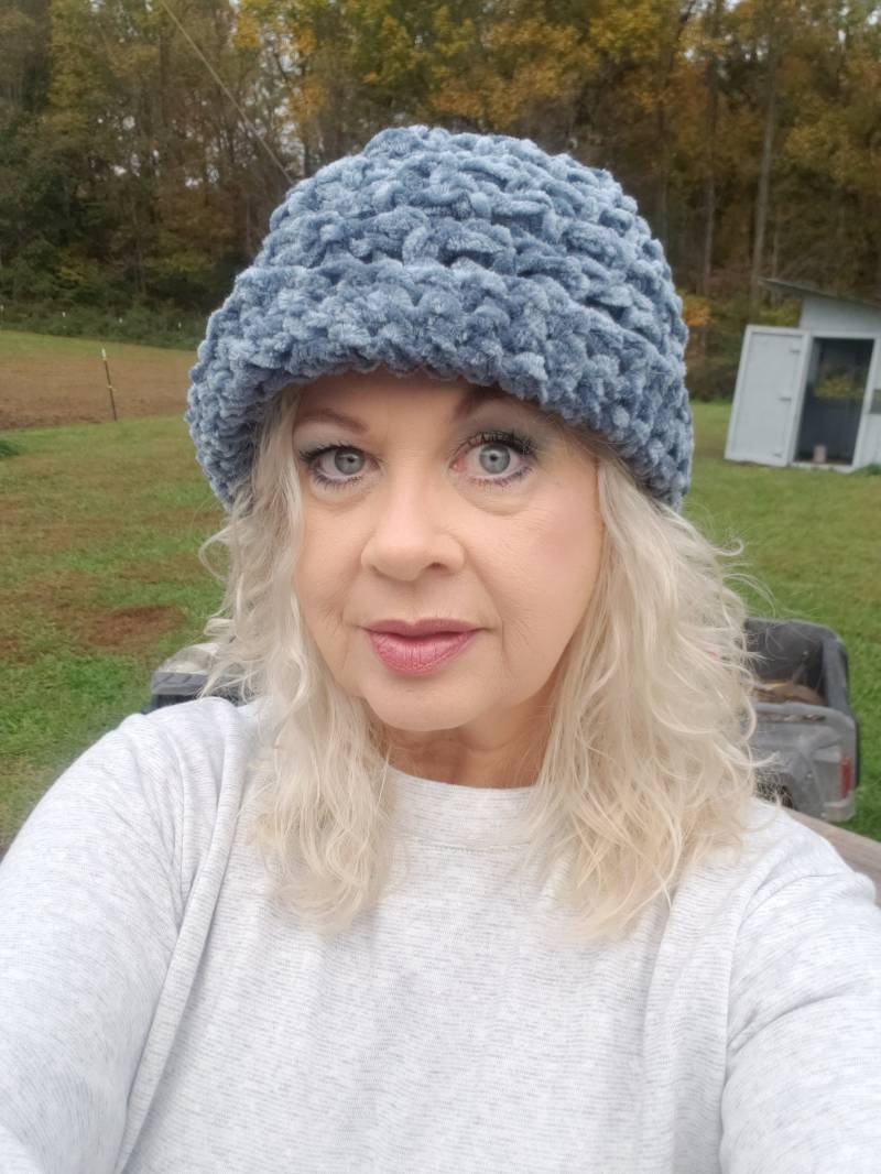 Schöne Damen Winter Häkelmütze Beenie in Multi Blau von NotFadeAwayDesigns