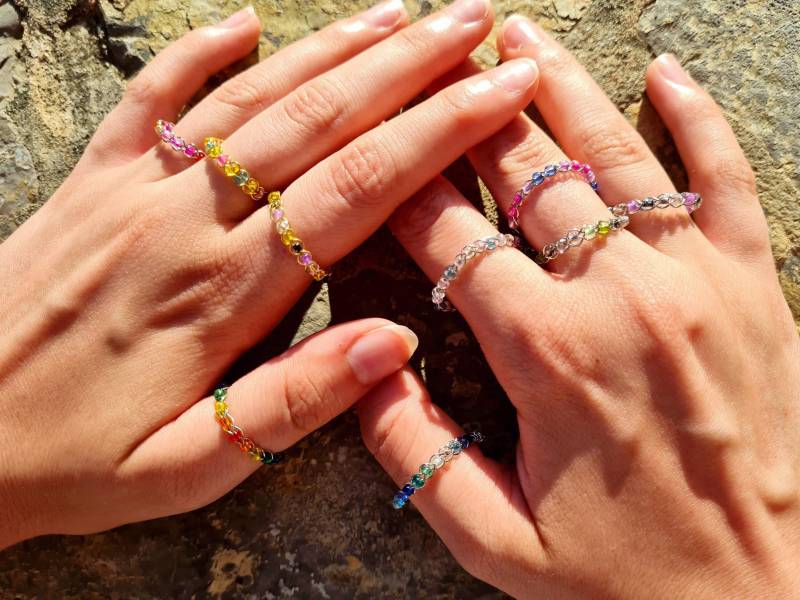 Pride Flaggen Inspirierter Handgemachter Geflochtener Draht Stapelbarer Bunter Regenbogen Ring, Subtiler Lqbtqia+ Schmuck von NotOnlyKnotsbyKath