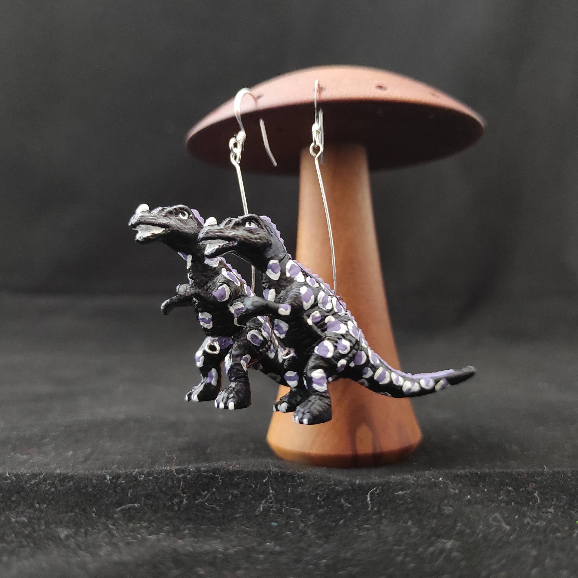 Ceratosaurus Dinosaurier Ohrringe - Schwarz/Lila/Weiß Leopard Print Ceratosaurus Dinosaurier Ohrringe - Schwarz/Lila/Weiß Leopard Print von NotQuiteAChicken