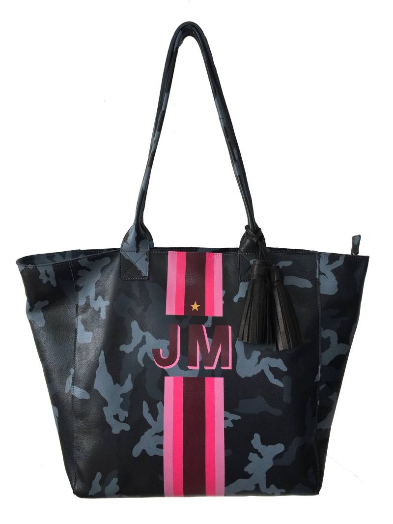 Mini Tote Noha Aus Dunkelblauem Camouflage-Leder Mit Geschnittenen Streifen in Hellrosa, Pink Und Bordeaux. Initialen Weinrot Rosa Schatten Mini Tote Noha Aus Dunkelblauem Camouflage-Leder Mit Geschnittenen Streifen in Hellrosa, Pink Und Bordeaux. Initialen Weinrot Rosa Schatten von NotRational