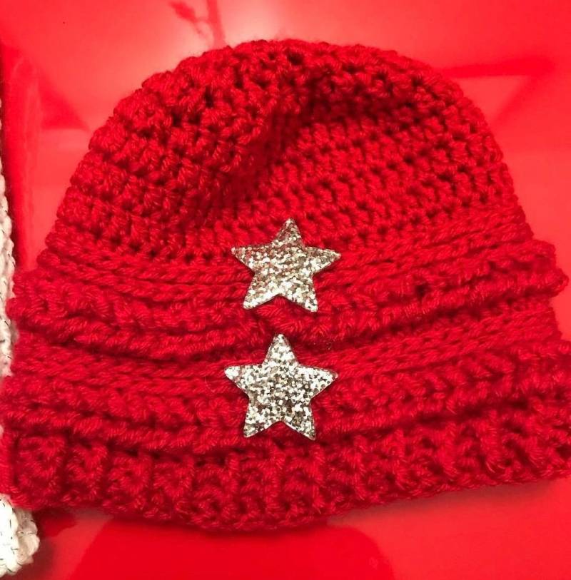 Button It Up Slouchy Beanie von NotThatKindaHooker