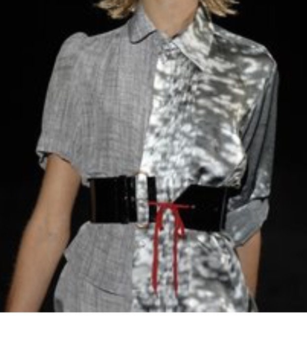 Ein. F. Vandevorst Miedergürtel Lackleder Runway Schwarz Mit Roter Und Grauer Schnürung Avantgarde von NotThatSexy