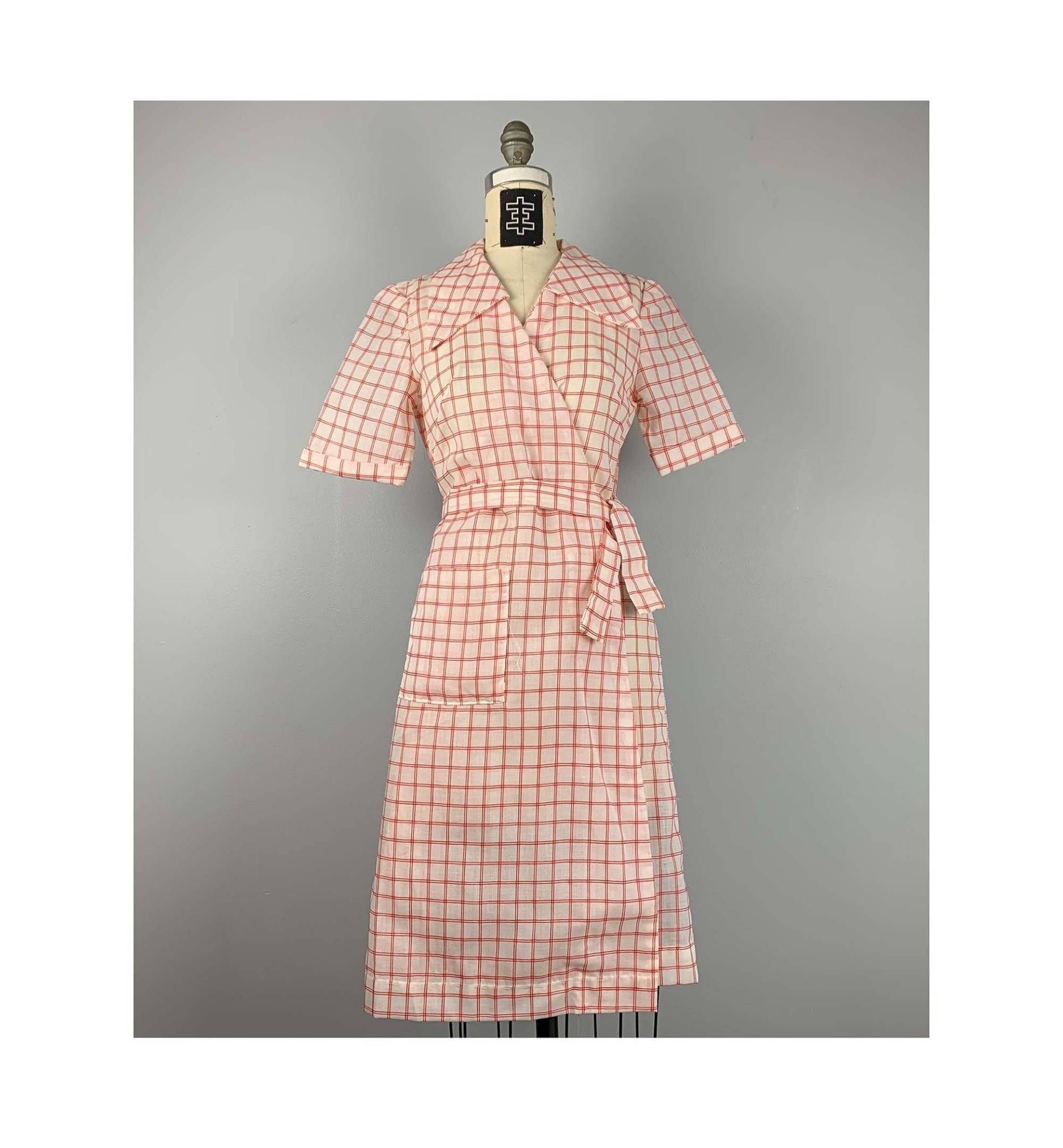 60Er Jahre Handgemachte Weiße Und Rote Karo Gürtel Leichte Jacke Robe Xs - L 60Er Jahre Handgemachte Weiße Und Rote Karo Gürtel Leichte Jacke Robe Xs - L von NotUpToStandard