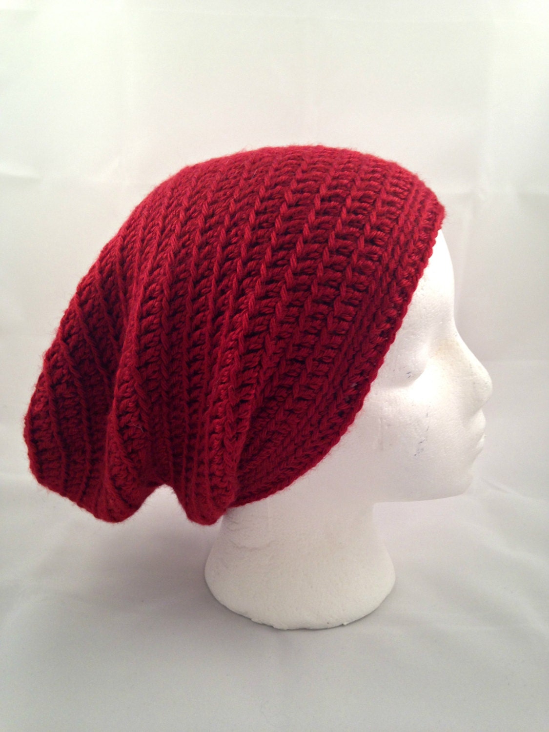 Cranberry Roten Slouchy Hut, Unisex Herren Rote Mütze, Hipster Slouch Häkeln Baggy Versandfertig von NotYourAverageHooker