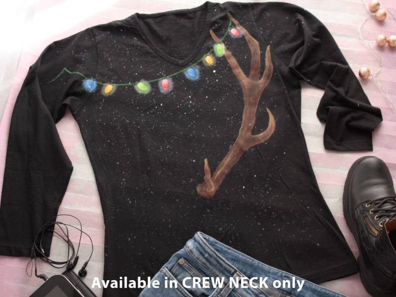 Handbemaltes Weihnachts T-Shirt Mit Hirschgeweih & Mehrfarbiger Lichterkette. Rustikales Ugly Xmas Tshirt Für Frauen. Personalisiertes Geschenk Sie von NotYourUsualTee