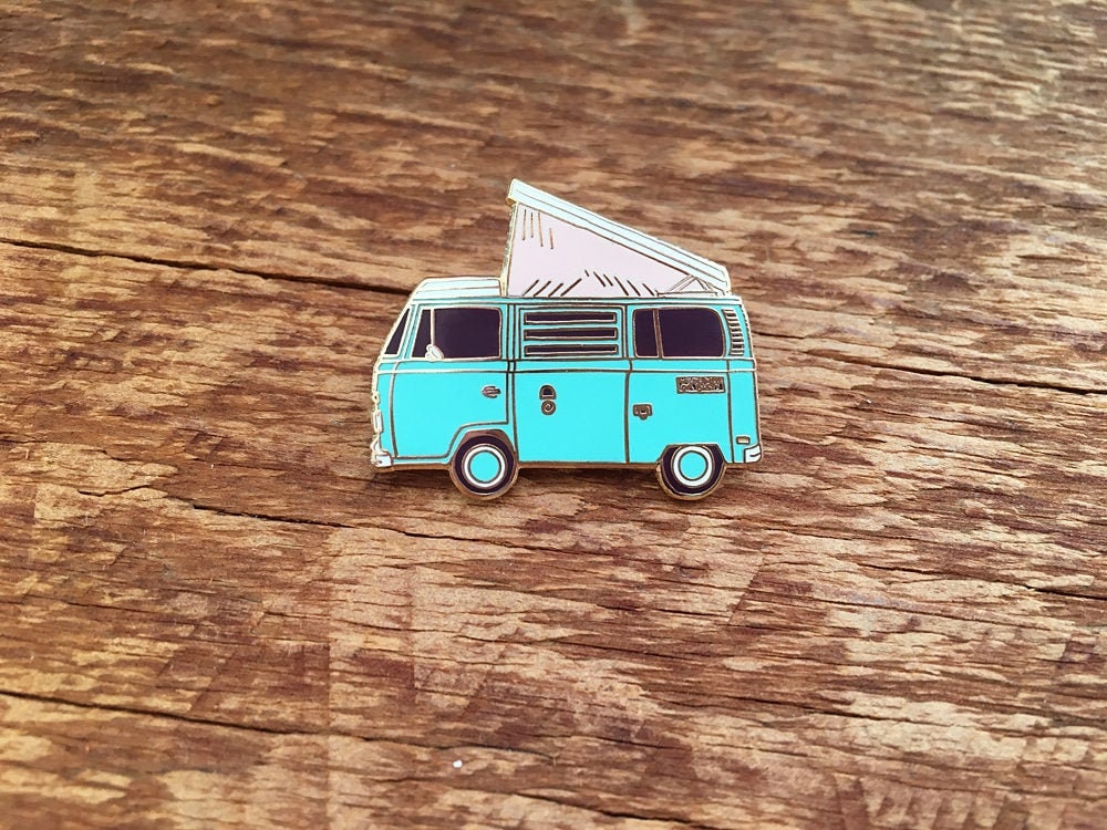 Camper Van Emaille Pin, Explore Single Hard Pin Mit Butterfly Clutch von NoteworthyPaperPress