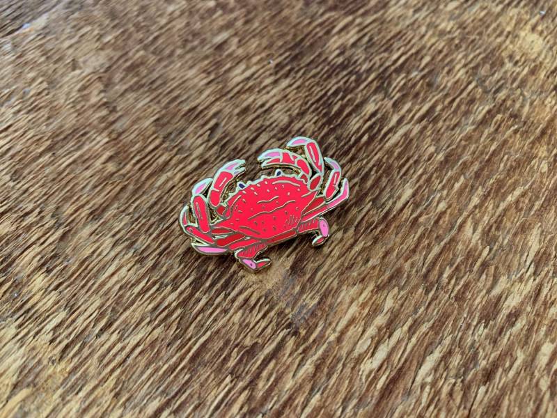 Krabbe Emaille Pin, Rot Und Gold Hard Enamel Pin Mit Schmetterlingsverschluss von NoteworthyPaperPress