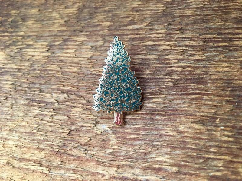 Pine Tree Emaille Pin, Pin in Der Natur, Mit Schmetterlingsverschluss von NoteworthyPaperPress