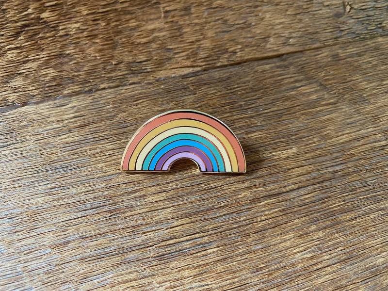Regenbogen Emaille Pin, Anstecknadel, Anstecknadel Mit Schmetterlingsverschluss von NoteworthyPaperPress