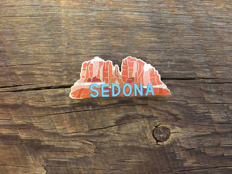 Sedona Arizona Emaille Pin, Kathedrale Rock Hard Pin Mit Schmetterlingsverschluss von NoteworthyPaperPress