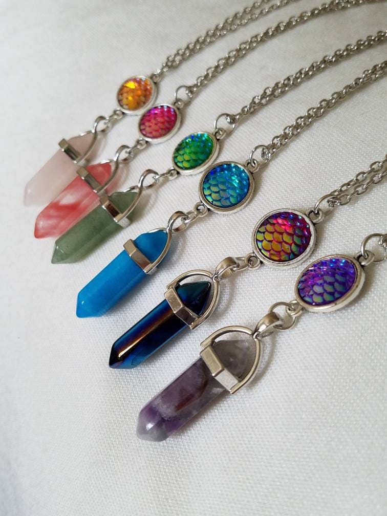 Meerjungfrau Power Crystal Halskette Mit Lünette Set Schillernden Harz Schuppen in Einem Regenbogen Farben von NothingRhymesWPurple