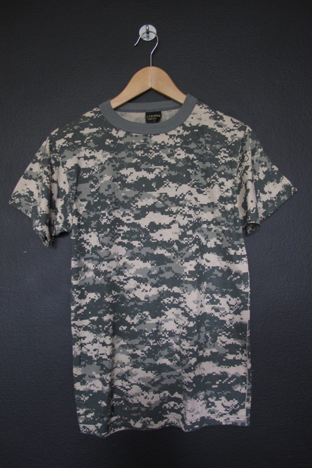 Tarnung Armee Kampf Digital Camo Jahrgang Tshirt von NothingVintage