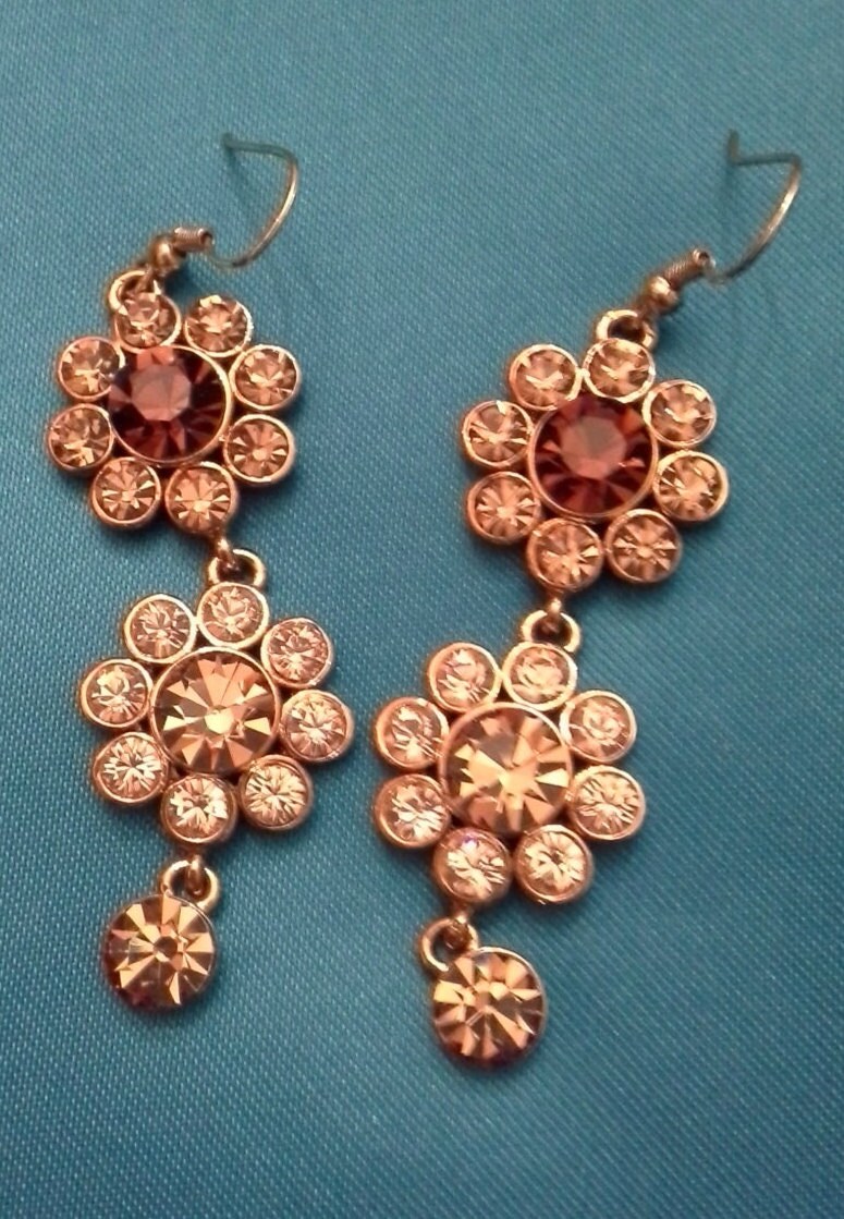 Lange 18K Vergoldete Ohrringe Mit Swarovski-Kristall. Vintage-Blumenohrringe. Kronleuchter Swarovsky Ohrringe. Unbenutzt Lange 18K Vergoldete Ohrringe Mit Swarovski-Kristall. Vintage-Blumenohrringe. Kronleuchter Swarovsky Ohrringe. Unbenutzt von Notonlyjewels