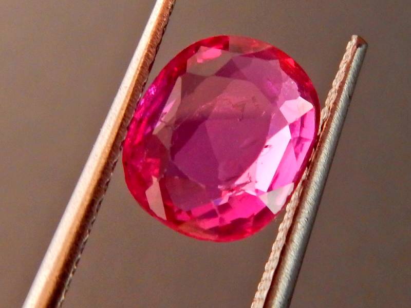 1.49 Ct. I.g.i. Zertifizierte Prachtvolle Madagaskar Rubin. Ein Rechteckiger Kissenschliff Mit Augenreiner Klarheit Und Üppiger Rosa-Roter Farbe 1.49 Ct. I.g.i. Zertifizierte Prachtvolle Madagaskar Rubin. Ein Rechteckiger Kissenschliff Mit Augenreiner Klarheit Und Üppiger Rosa-Roter Farbe von Notreatgems