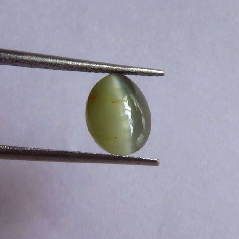 2.50 Ct. Natürliche Katzen Auge. in Attraktiven Leichten Apfelgrünen Farbe Mit Prominenter Chatoyancy 2.50 Ct. Natürliche Katzen Auge. in Attraktiven Leichten Apfelgrünen Farbe Mit Prominenter Chatoyancy von Notreatgems