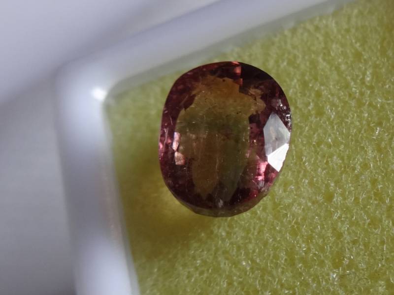 2.95 Ct. Lebhafter Lavendel Rosa Farbe Turmalin Aus Brasilien. Einzigartige Hellgrüne Farbzonierung Im Inneren Des Kristalls, Seltenes Bi-Col 2.95 Ct. Lebhafter Lavendel Rosa Farbe Turmalin Aus Brasilien. Einzigartige Hellgrüne Farbzonierung Im Inneren Des Kristalls, Seltenes Bi-Col von Notreatgems