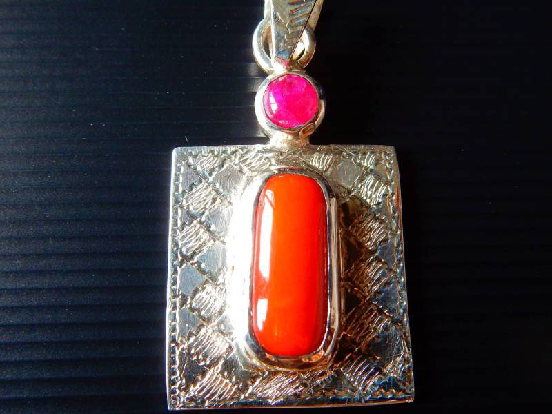5.63 Ct Natural Rote Korallen Und 1, 05 Ct. Natürliche Cabochon Rubin Sterlingsilber Pendent. Feinste Handgefertigte Schmuckstücke Mit Edelsteinen 5.63 Ct Natural Rote Korallen Und 1, 05 Ct. Natürliche Cabochon Rubin Sterlingsilber Pendent. Feinste Handgefertigte Schmuckstücke Mit Edelsteinen von Notreatgems
