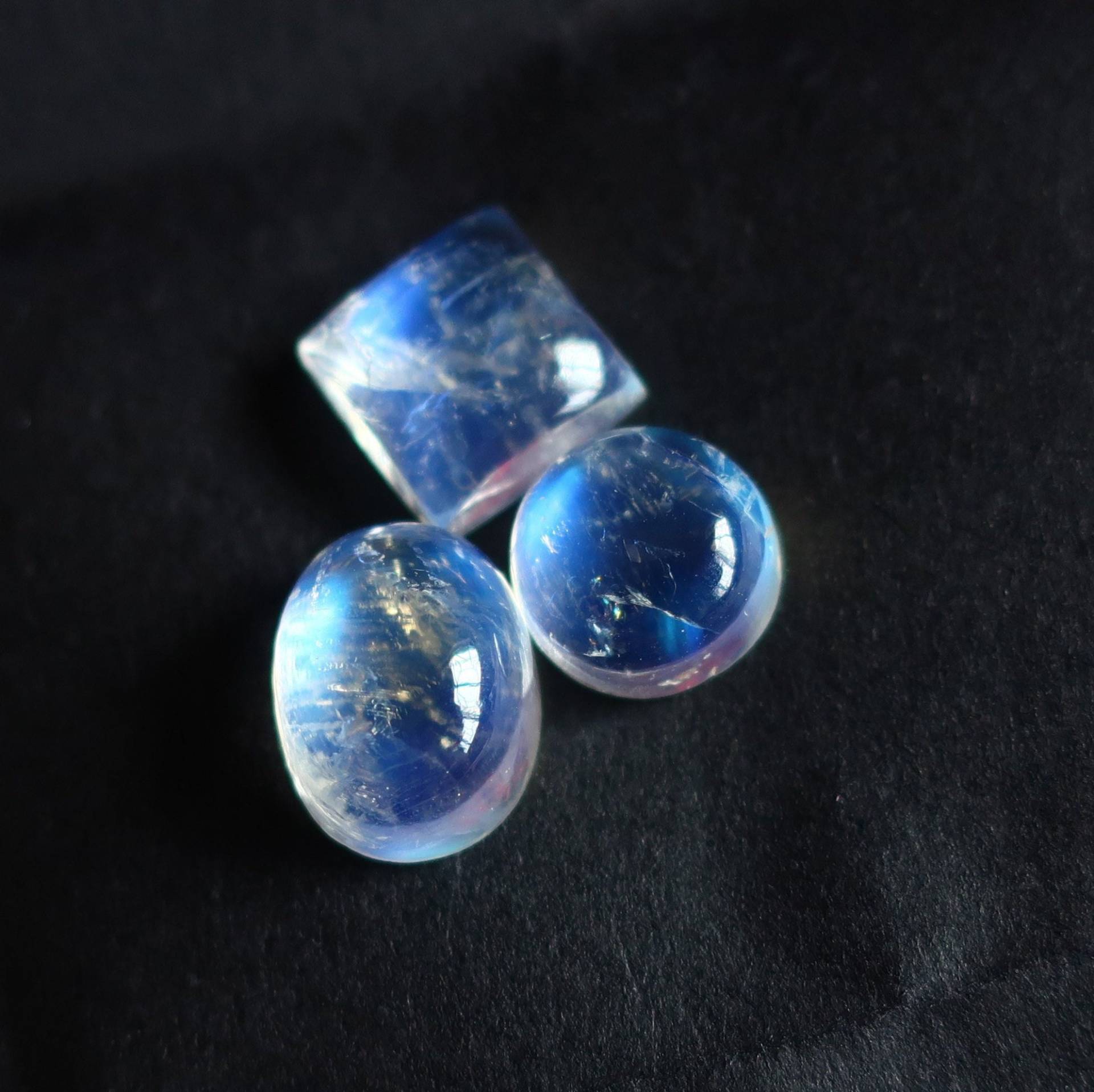 9, 35 Ct Drei Stücke Von Regenbogenmondstein 3, 60 + 3, 00 2, 76 = 9, 35, Stück -Suite Gute Transparenz Mit Starken Blauen Blitz von Notreatgems