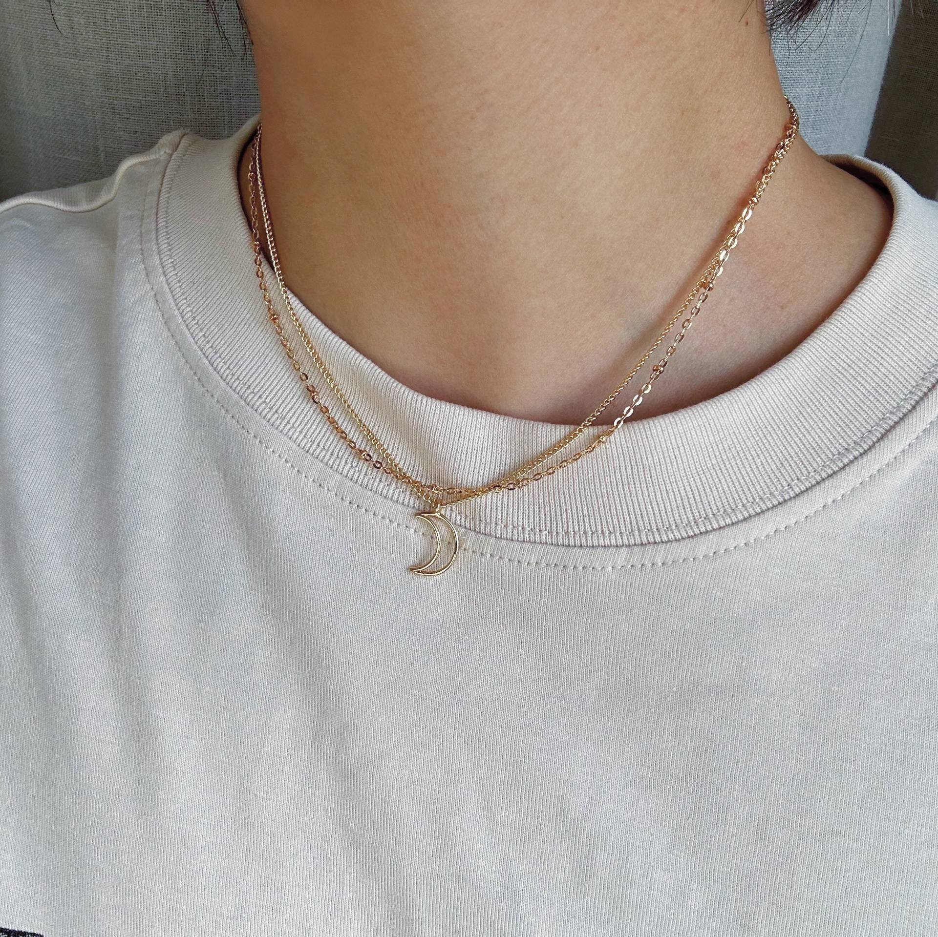 Gold Minimalist Halskette - Zierliche Charm Mond Doppel-Schicht Layering Gold Minimalist Halskette - Zierliche Charm Mond Doppel-Schicht Layering von Notsoclassydesigns
