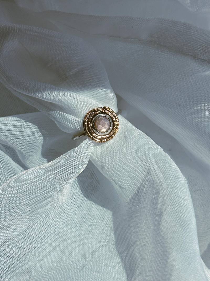 Sterling Silber Mondstein Ring - Pfirsich Edelstein Gold Fill Strukturierter Goldring von Notsoclassydesigns