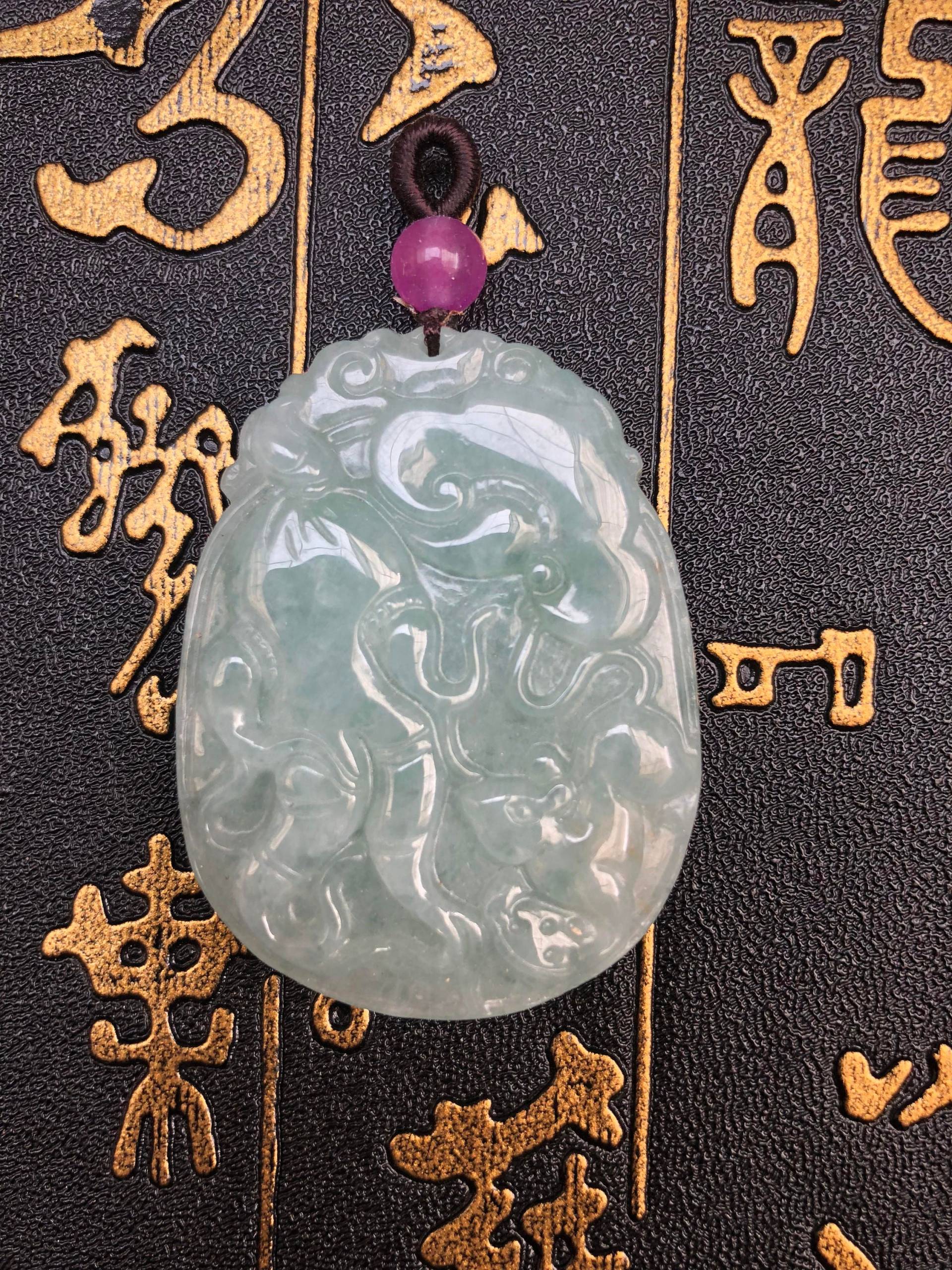 Natürliche Leichte Gree Jade Drachen Anhänger Glücksdrachen Charme Natürliche Leichte Gree Jade Drachen Anhänger Glücksdrachen Charme von NotsureCrafts