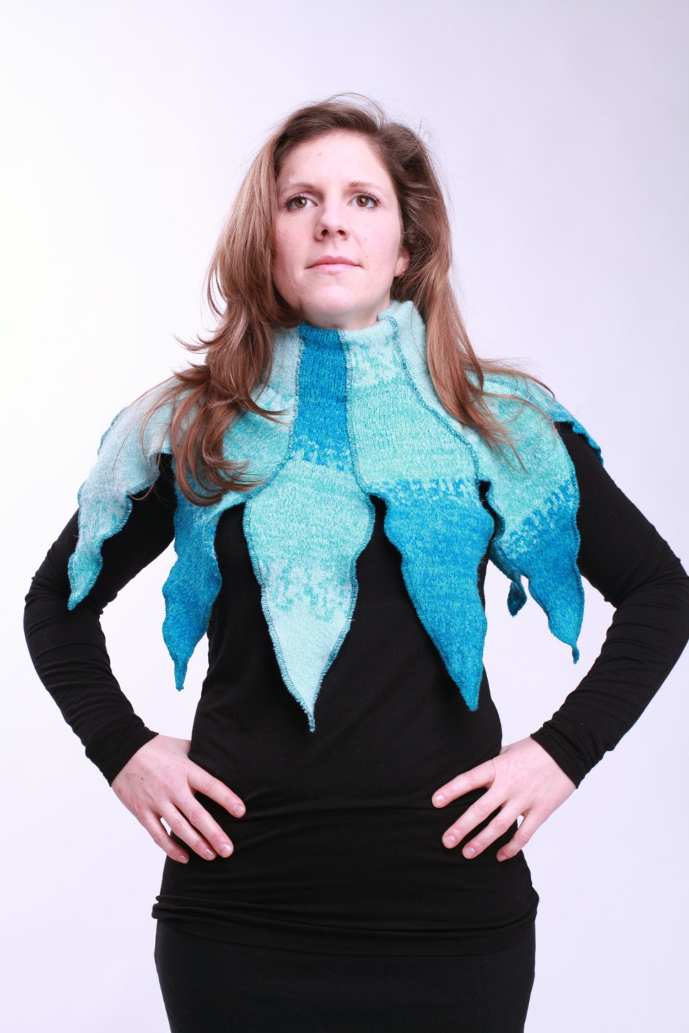 Blauer Strickschalkragen Im Peter-Pan-Stil. Neu Interpretierter, Umweltfreundlicher Pullover Aus Recyclingmaterial. Wintermode. Einzigartige von Noukshouk