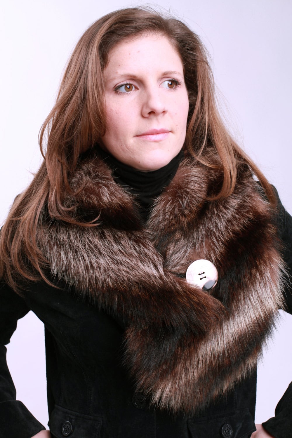 Recycelter Pelzkragen Wildkatze Asymmetrisch Neu Interpretiert Umweltfreundliche Mode Öko-Chic Einzigartige Tragbare Kunst Qualität Sei Einzigartig von Noukshouk