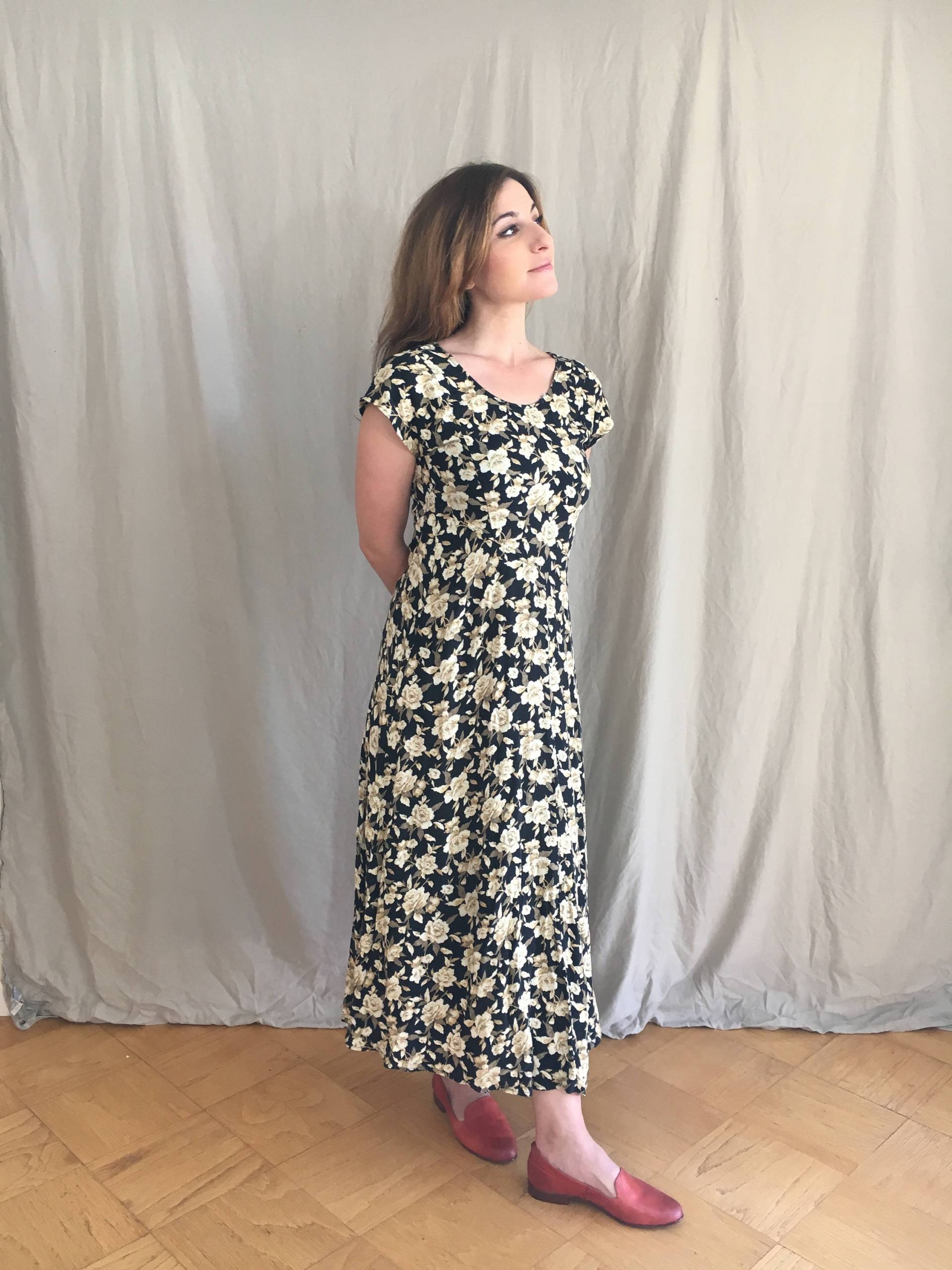 90Er Jahre Schwarz Und Gold Floral Maxi-Kleid Größe S/M 90Er Jahre Schwarz Und Gold Floral Maxi-Kleid Größe S/M von NouveauBitche