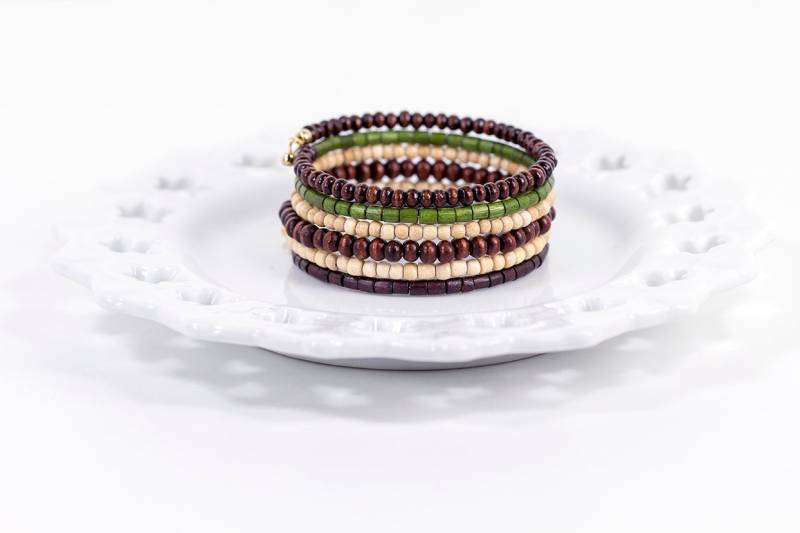 Boho Wickel Armband Holz Perlen Armreif Manschette Memory Wire von NouveauTique