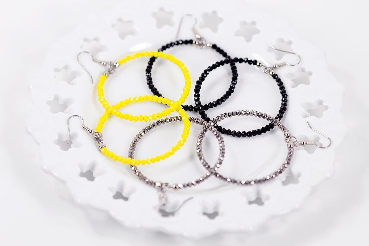 Große Perlen Hoop Ohrringe Schwarz Silber Gelb Modeschmuck von NouveauTique