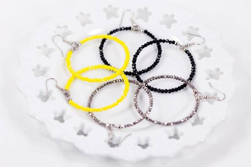 Große Perlen Hoop Ohrringe Schwarz Silber Gelb Modeschmuck von NouveauTique