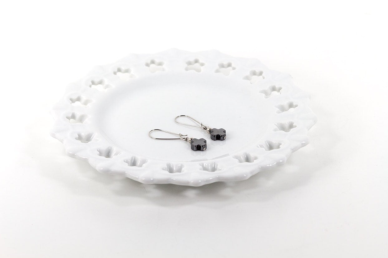 Hämatit Kreuz Ohrringe von NouveauTique