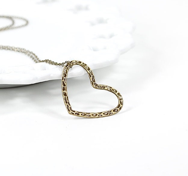 Herz Halskette Messing Antik Schwimmende Strukturierte Herz-Anhänger An Kette von NouveauTique