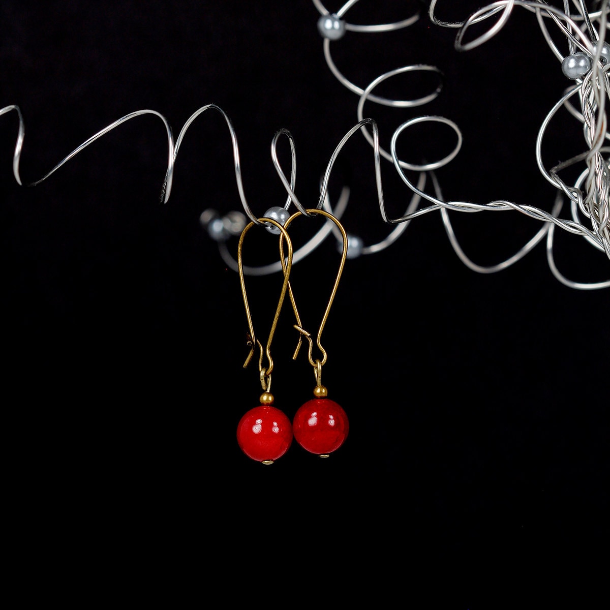 Kirschrote Berg Jade Ohrringe Antik Messing Tropfen von NouveauTique